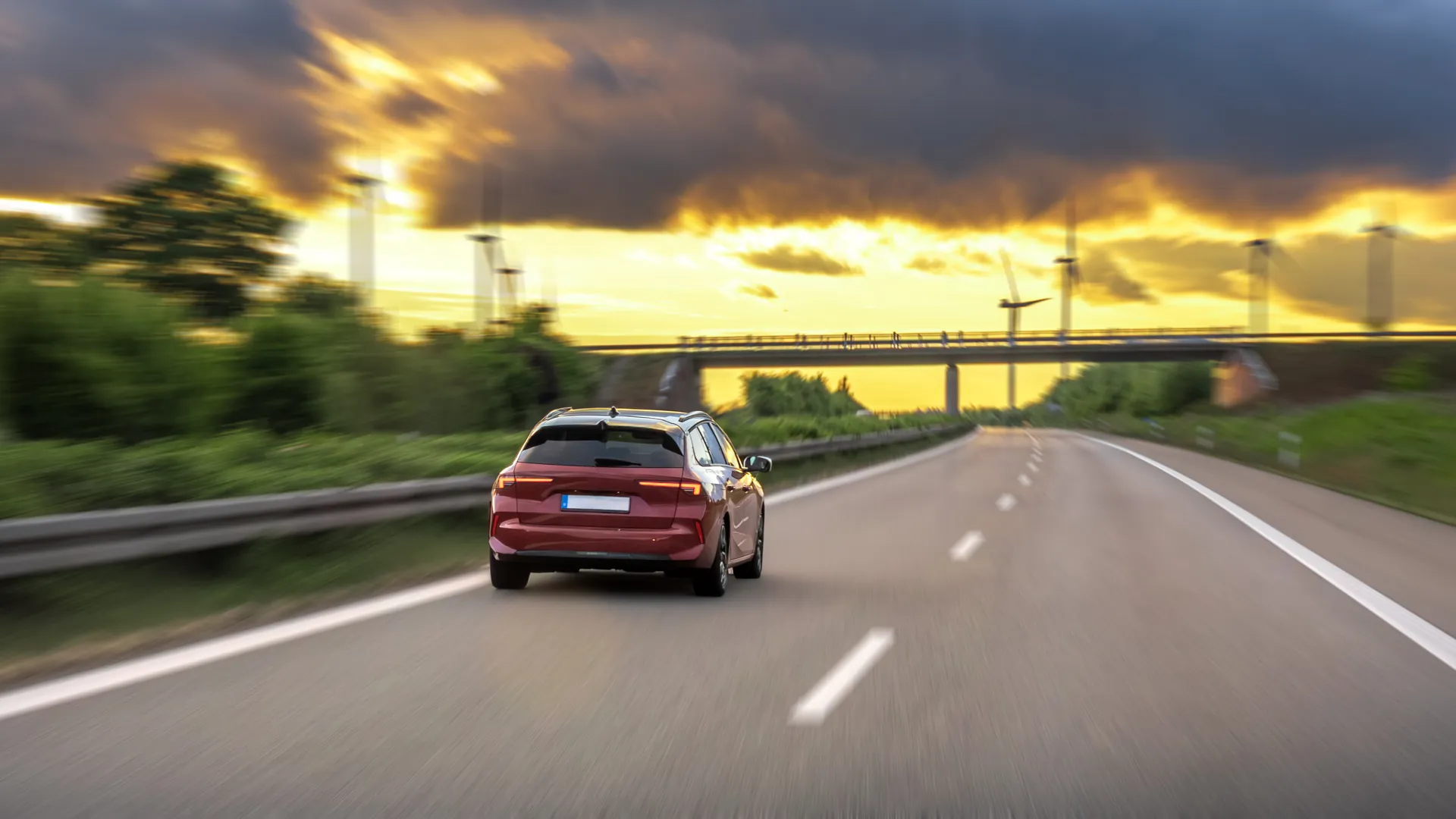 Carro vermelho em alta velocidade com turbinas eólicas - Proteção veicular